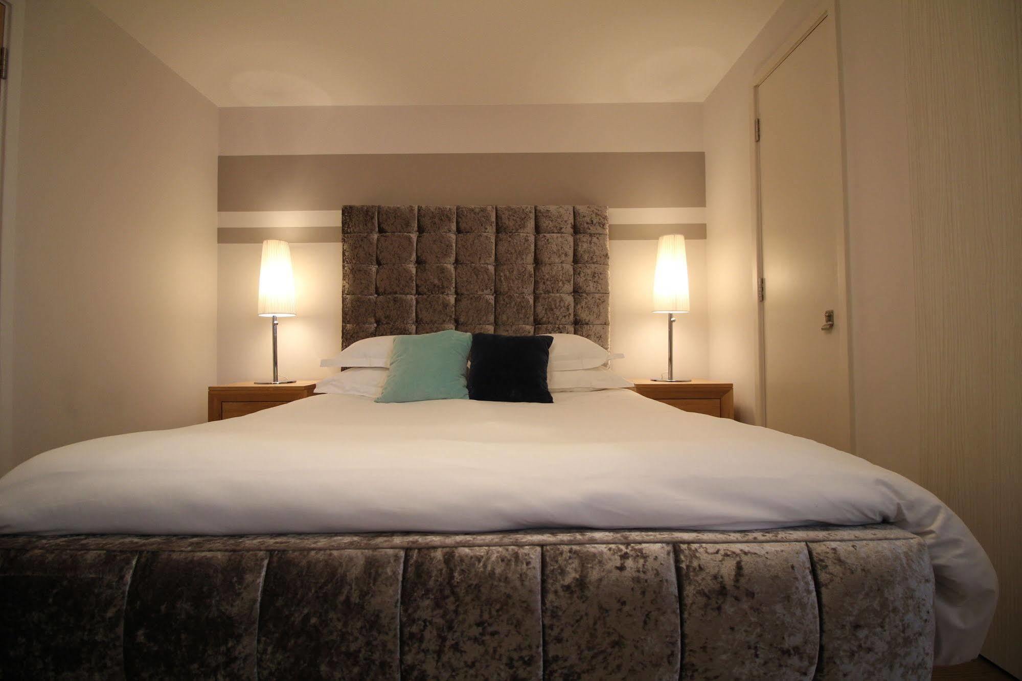 Lux Living Apartments - Florian House CBG Екстериор снимка