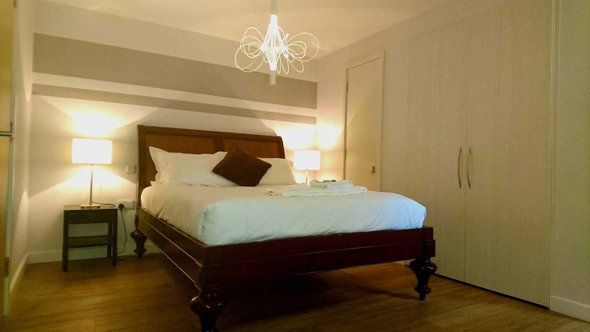 Lux Living Apartments - Florian House CBG Екстериор снимка
