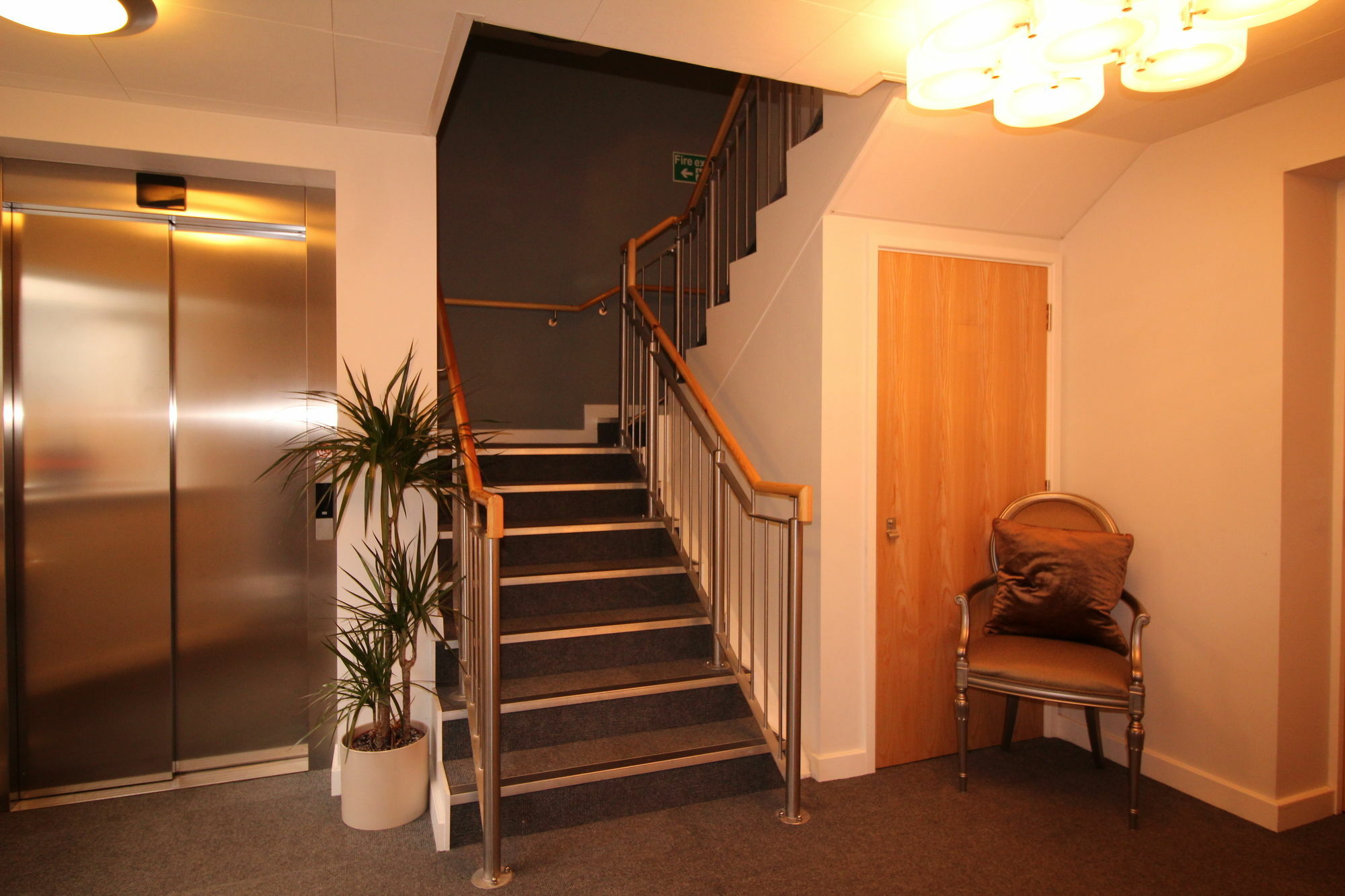 Lux Living Apartments - Florian House CBG Екстериор снимка